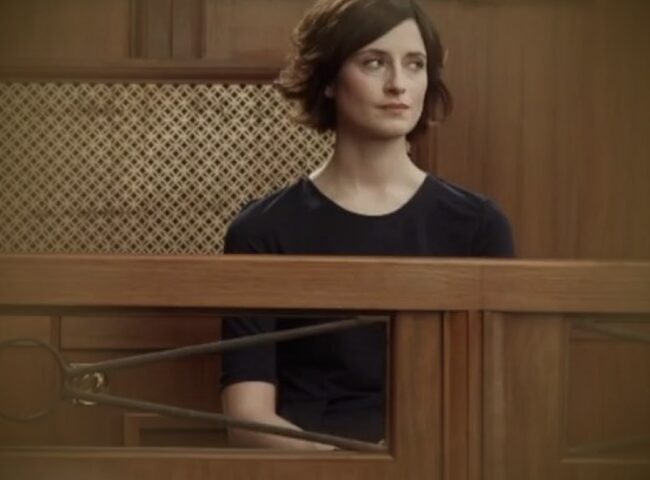 After a break-in, a frail elderly woman is found dead in her flat by her neighbor. Tipped off by the victim's granddaughter Connie, the investigation focuses on the old lady's live-in caregiver.