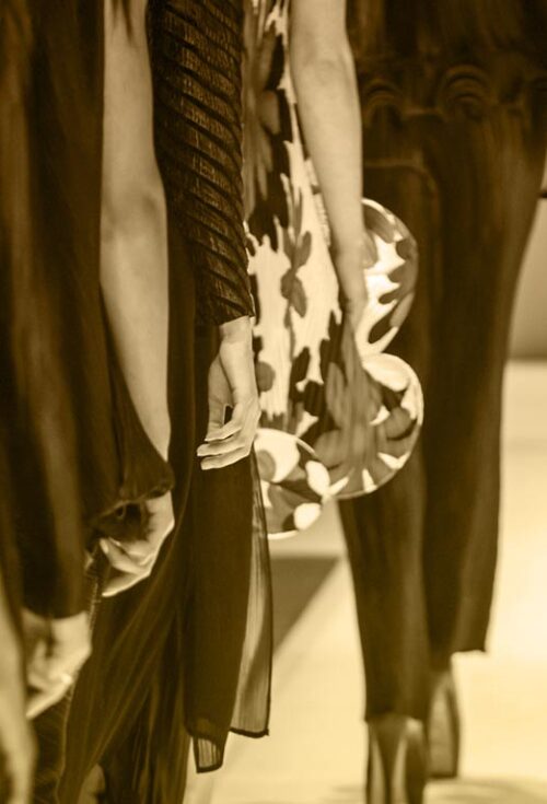 This documentary explores the extraordinary lives of six women whose inherited billions brought not just luxury, but burdens that money could never alleviate...