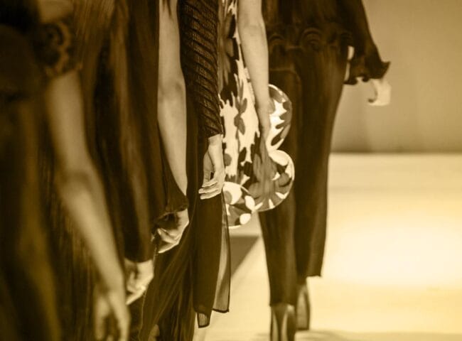 This documentary explores the extraordinary lives of six women whose inherited billions brought not just luxury, but burdens that money could never alleviate...