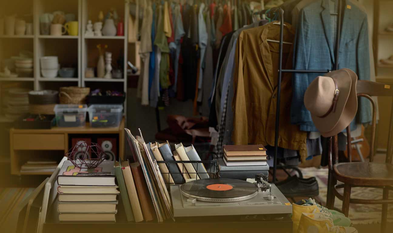 Whether driven by retirement, a desire for simplicity, or changing health needs, the act of downsizing is a profound life event. It requires a conscious and often difficult act of letting go, confronting the unspoken weight of what we choose to leave behind.