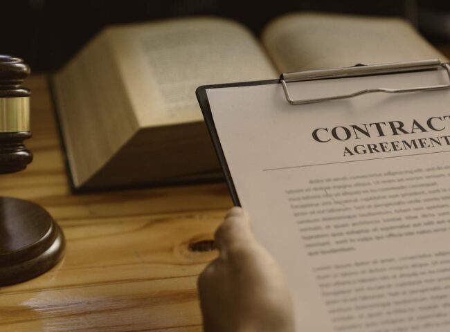 Although they are very similar legal concepts, "contracts of inheritance" and "heir agreements" are not the same.